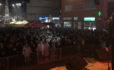 Prijedorčani Novu godinu dočekali na trgu uz Baneta Mojićevića i vatromet