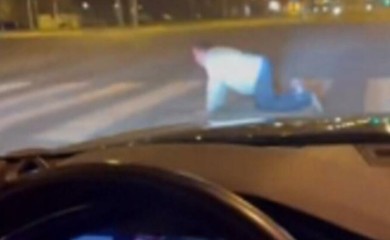 Šok na ulici: Čovjek puzi preko pješačkog prelaza VIDEO