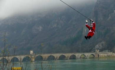 Deda Mraz stigao zip-lajnom i obradovao brojne mališane