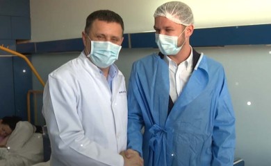 Đajić i Stanivuković prisniji nego ikad na darivanju beba: "Morate nagraditi djecu kad slušaju"