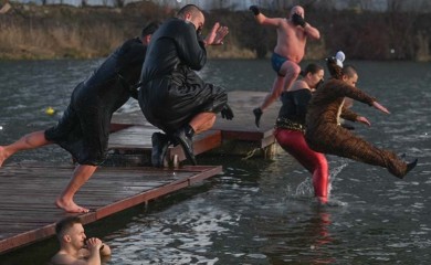 Tradicionalno novogodišnje kupanje u jezeru u Poljskoj