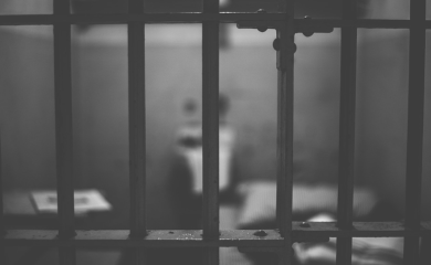 Osuđen na 40 dana zatvora zbog drskosti: Djevojci došao pred stan i rekao: “Đe ti je momak?“