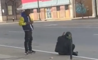 Jeziv snimak: Prišao čovjeku, napunio pištolj i pucao u njega