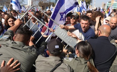 Haos na demonstracijama u Izraelu: Građani blokirali Tel Aviv, policija koristila šok granate