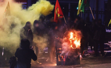 Demonstranti zapalili Erdoanovu sliku (VIDEO)