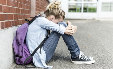 Majka tvrdi da je njenu trinaestogodišnju kćerku obljubio vršnjak, najavila protest