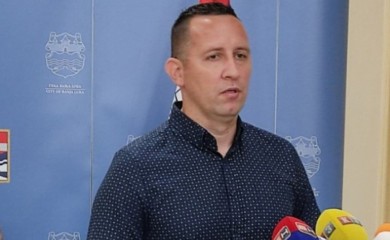 Mjesec dana drndanja autima: Lazić ljut zbog situacije u Tuzlanskoj ulici FOTO