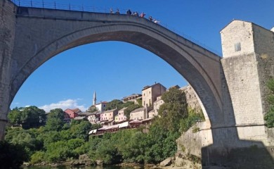 Muškarci iz Zemuna napadnuti u Mostaru zbog natpisa na majici: Jedan teško povrijeđen