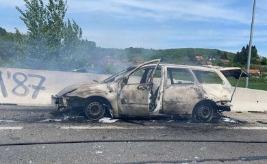 Izgorio automobil u Glamočanima (VIDEO)