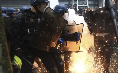 Prvi maj u Francuskoj: Protesti širom zemlje, policija bacila suzavac (FOTO)