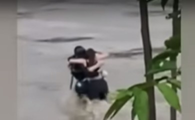 Potresan snimak iz poplava: Troje mladih se grli usred bujice, a onda su nestali