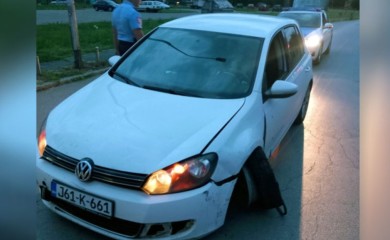 Saobraćajna nezgoda u Banjaluci: Vozilom “pokupio” saobraćajne znakove, vozač zadobio lakše povrede