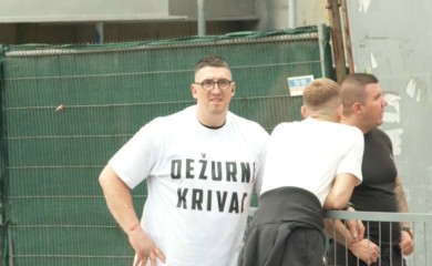 Kristijan Golubović ispred Pinka u majici „Dežurni krivac“