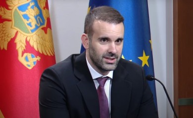 Haos u Crnoj Gori: Opozicija nije dopustila premijeru Spajiću da dođe do govornice