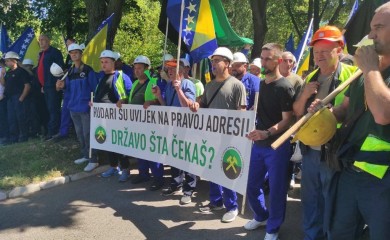 Zenički rudari na protestu u Sarajevu: "Nećemo se predati"