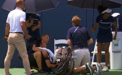 Vašington: Kineski teniser kolabirao tokom meča (VIDEO)