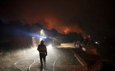 Još traje borba s vatrom u Hrvatskoj: "Turisti su bježali, ali ne zbog požara"