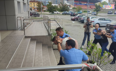 Objavljen snimak prebijanja inspektora i policajaca u Banjaluci (VIDEO)