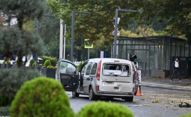 Uznemirujuće! Ovo je trenutak napada bombaša na sjedište policije (VIDEO)