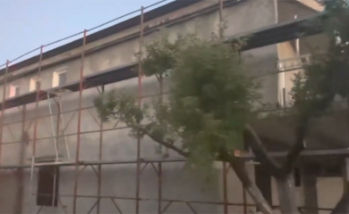 Radnik pao sa skele, upao u rupu i poginuo