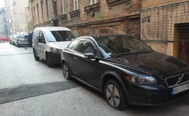 Nemile scene u Sarajevu: Vandali izbušili gume na autima srpskih registracija VIDEO