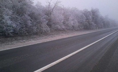 Stanje na putevima: Na pojedinim dionicama magla smanjuje vidljivost, poledica u višim predjelima