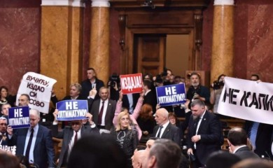 Incident u Skupštini Srbije: Opozicija prekinula Vučićevo obraćanje VIDEO
