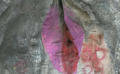 Mještani tvrde da je mjesto magično: U stijeni uklesan ženski polni organ (FOTO)