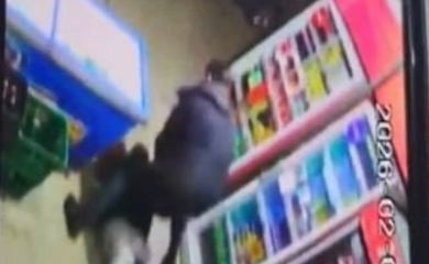 Gradonačelnik Niša spasio ženu: Skočio na napadača koji je imao mačetu (VIDEO)