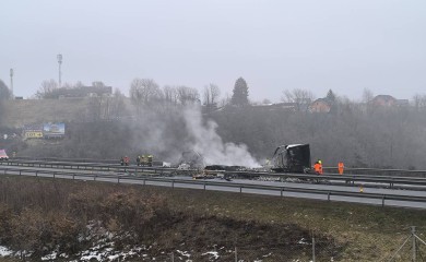 Lančani sudar u Sloveniji: Zapalio se kamion, dva vozača u bolnici (VIDEO)