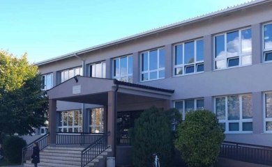 Škola u BiH zabranila telefone, lak na noktima i šminku