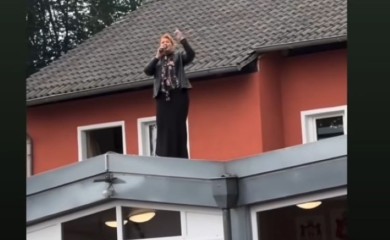 Ćana napravila haos u porti hrama: Pjevačica se POPELA NA KROV I ZAPJEVALA, publika u transu (FOTO)