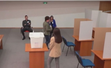 Novo pravilo: Glasačke kabine okrenute ka biračkom odboru i posmatračima