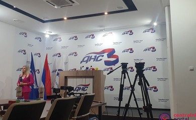 Nešić i Jovičić stigli u glavni izborni štab, atmosfera u skladu sa izbornom noći