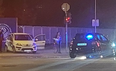 Udes kod Kampusa u Banjaluci: Automobil završio na trotoaru