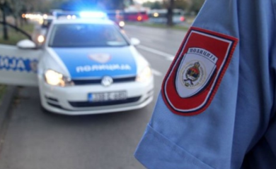Pijan prošao kroz crveno pa udario u kamion