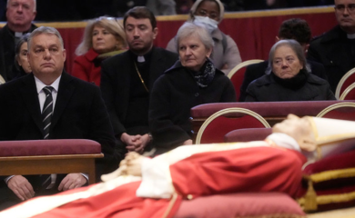 Orban odao poštu bivšem papi