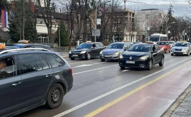 Protest u Banjaluci, nezadovoljni taksisti u vožnji upozorenja