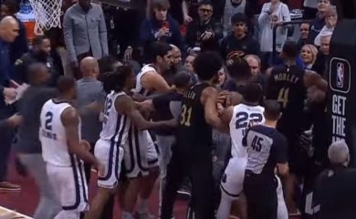 Tuča tokom NBA utakmice: Mičel i Bruks kao u ringu (VIDEO)