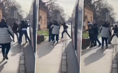 Momci izašli iz autobusa i počeli da se pesniče: Žene pokušavale da ih razdvoje (VIDEO)