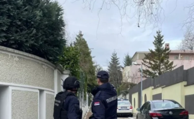 Bačena bomba na kuću Zdravka Čolića u Beogradu, policija na terenu