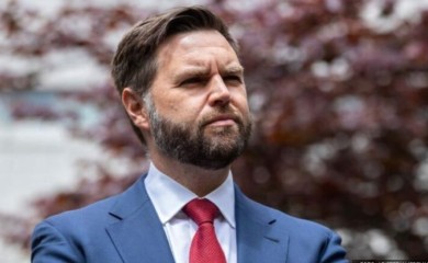 “Putinova marioneta”! Džej Di Vens se nadao opuštajućem vikendu, a dočekali ga ljuti građani VIDEO