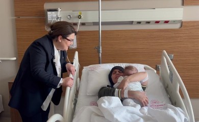 Pogledajte emotivni susret majke i bebe iz ruševina nakon 54 dana