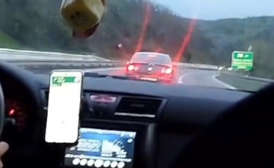 Polemika oko snimka sa auto-puta: „Šmeker“ iz crnog „pasata“ maltretira ženu sa djetetom (VIDEO)