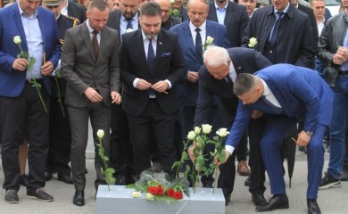 Zapaljene svijeće u Dobrovoljačkoj ulici uz jake mjere obezbjeđenja