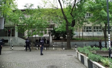 Policija se većinski povukla, pušten saobraćaj kod OŠ "Vladislav Ribnikar"