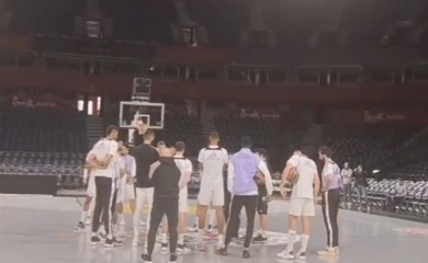 Košarkaši Reala odali počast žrtvama tragedije u Beogradu (VIDEO)