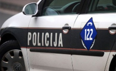 Dvije osobe povrijeđene u sudaru tri automobila