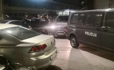 Blokiran centar grada, specijalna policija u Banovićima razdvaja pristalice SDA i PDA