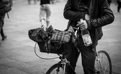 Biciklista pijan vozio po auto-putu, udarila ga dva auta